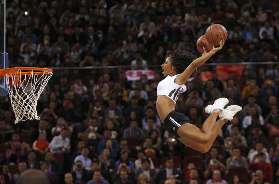 Una ragazza del team Hype si esibisce nell’intervallo della partita tra Sacramento Kings e Brooklyn Net disputata a Pechino per gli Nba global games. (Reuters)